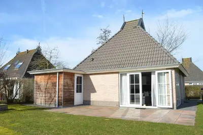 Image de Bungalow au bord de l'eau avec jetée privée