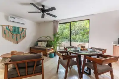 Image de Piscines sur le toit modernes et lumineuses, salle de sport et espace de travail partagé