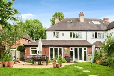 Image de Spacious 4-Bedroom House with Parking near City Centre