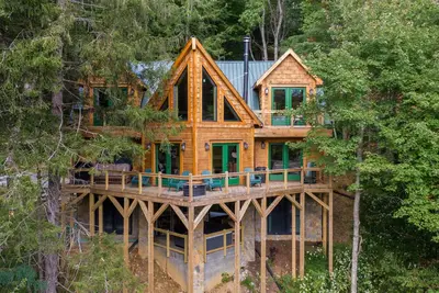 Image de Mamas Mountain Place -custom home, pet friendly, hot tub, large entertain room with foosball, pond