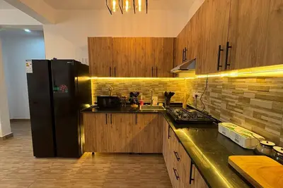 Image de Stylist and Spacious Apartment with fast Wi-Fi, secured Parking & 24/7 Security