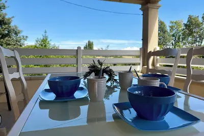 Image de Le Lavandin : Climatisation, parking et terrasse avec vue