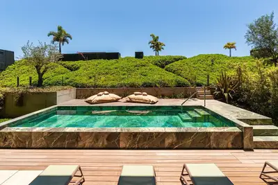 Image de Piscine Chauffée Privée • Jardin • Salle de Sport