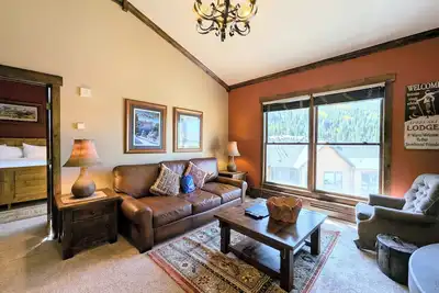 Image de Penthouse Slope View | Walk to Slopes + Hot Tub