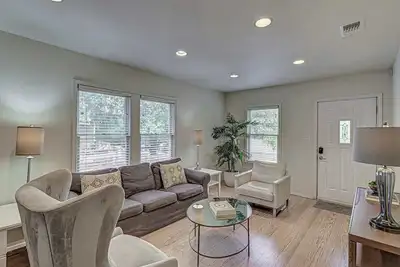 Image de 3br - King Suite w/Backyard & Fire Pit!