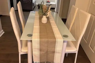 Image de Private 2-Bd, 1 Bath, with 1 packing  Close to Hwy 401/407/412 with all you need