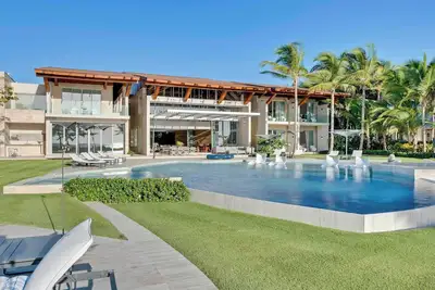 Image de Architectural Oceanfront Masterpiece w Pool