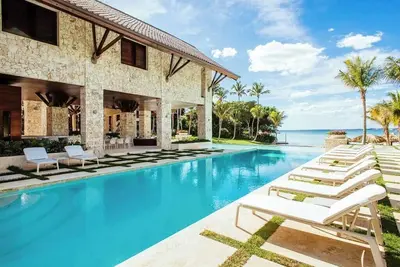 Image de Beachfront Estate w/ Pool, Elevator, Chef & Butler
