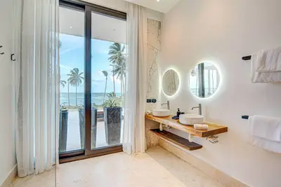 Image de Luxury 9br Beachfront Stunner with Private Pool