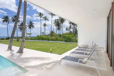 Image de A Tale of Luxury, Serenity, and Oceanfront Bliss