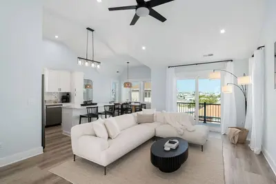 Image de Pool! Pet Friendly! Walk To The Beach!