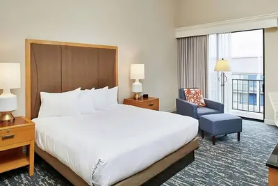 Image de 2 Units | Golden Gate Getaway near Berkeley Marina | Poolside & Pet Friendly