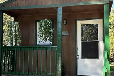 Image de Cozy cabin in gated Lake community.