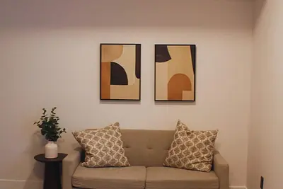 Image de Modern Uptown Gem Ac, Gym, & Free Parking Near Saint Joseph’s hospital