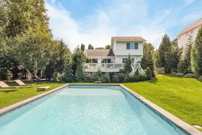 Image de Chic Southampton Escape with Pool, Stylish Interiors, Minutes to Town & Beaches