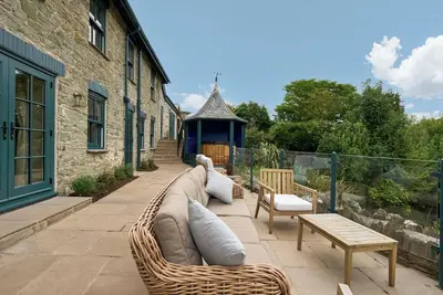 Image de 3-Bed Waterfront Home with Gardens, Views & Hot Tub