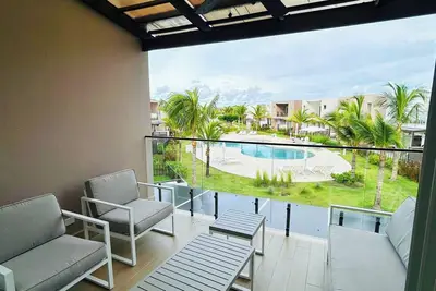 Image de Tranquil Poolside Two Br Beach Villa