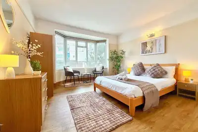 Image de Spacious Three Bedroom in Bournemouth - 5 Mins Walk to Beach - Free Parking