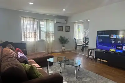 Image de Charming house with Ac, parking & gated yard in pleasant Burbank neighborhood