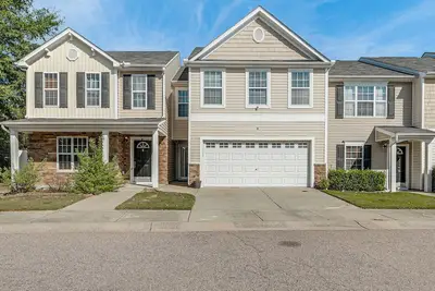 Image de Centrally Located Raleigh Townhome w/ Pool Access