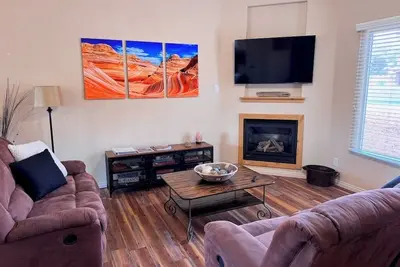 Image de New Listing! Desert Canyon Retreat! Charming 3-bedroom townhome in Kanab