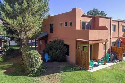 Image de Downtown 3 bedrooom 2 bath townhome with a pool and backs to open space.