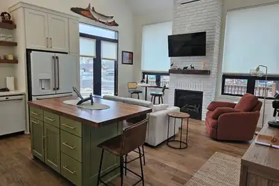 Image de New! Loft-Style 2br Haven, Minutes to Madison
