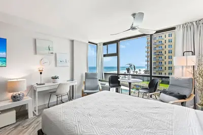 Image de New! Updated Studio with Ocean Views, Oceanfront Pool, Beach Access