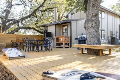 Image de 4 mi to Aggieland, Yard & Deck