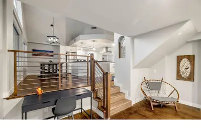 Image de contemporary 5bd w/pool, open floor plan, & upgraded kitchen! 5mins to airport!