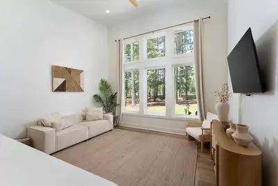 Image de Luxe 2br Bungalow w/ Fire Pit + Yoga Deck, Near Beaches + 10 min to Dt