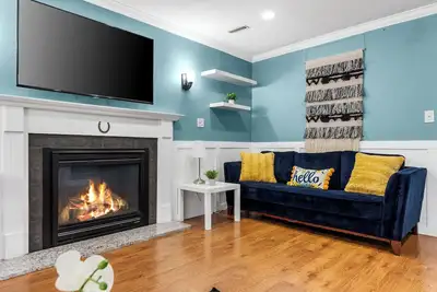 Image de Top Rated Home: Cozy & Spacious Family Home w/Fireplace, Sunroom and Heated Pool