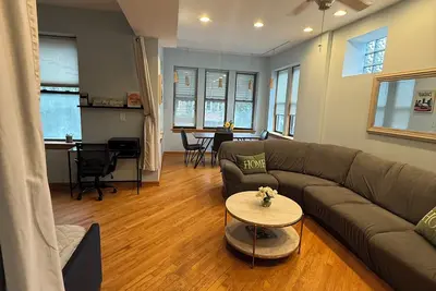 Image de Stylish Chicago 1. 5br, 1 Bath + Sleeper Sofa Condo