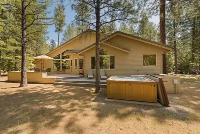 Image de Bbr 4 Bed 4 Bath home- just off the 13th Hole. Backs up to private forest land