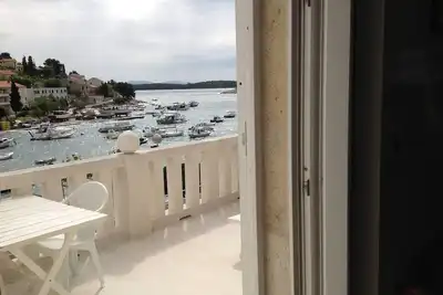 Image de Appartement d'une chambre avec la terrasse et la vue sur le mer Hvar (A-24926-b)