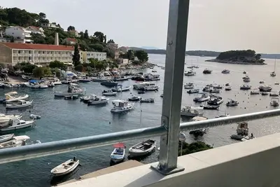 Image de Appartement d'une chambre avec la terrasse et la vue sur le mer Hvar (A-24926-d)