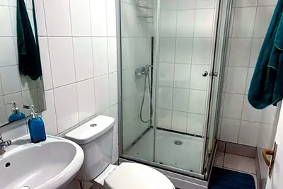 Image de Walking distance to downtown, comfortable mini-cabin