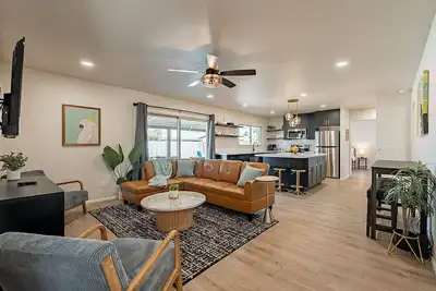 Sparkling Clean Remodel! Fire Pit & Back Yard Games, Close to Tons!