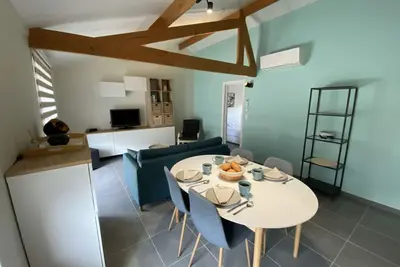 Image de Maison avec jardin spacieux près de la mer