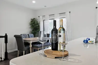 Image de \nLux Home - Mins to Downtown, Rdu, Fenton, Unc Health, WakeMed, & The Triangle