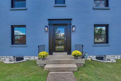 Image de 3 Mi to Dtwn: Updated Home w/ Hot Tub in Lexington