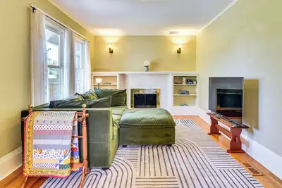 Image de 6 Mi to Dtwn: Pet-Friendly Home in Portland!