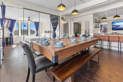 Image de 6 Br Condo in the Heart of Indy - 3 blocks to Icc