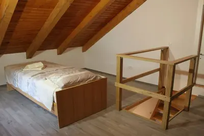 Image de Riverside Rustic Ridge Apartments with Balcony - Three Bedroom Apartment with Balcony