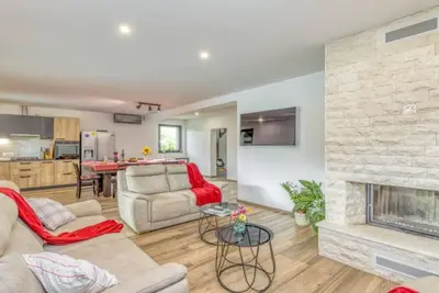 Image de Four Bedroom Holiday House Mali Raj with Pool