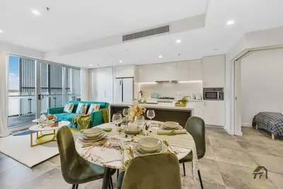 Image de A comfortable two-bedroom apartment close to the park.