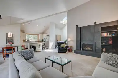 Image de 4 Rocky Mountain Lane  - Lovely 80's Mod Home, High End Appliances, Private Hot Tub, Great Location!