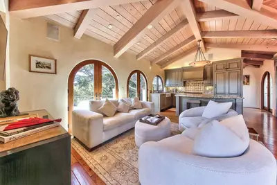 Image de Luxurious Penthouse in Carmel-by-the-Sea with Downtown Views