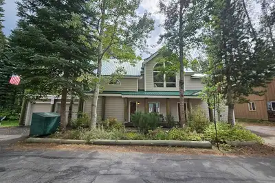 Image de 4 bedroom, 3 bath, sleeps 10 adults with 2 addtl rooms. West End Donner Lake.