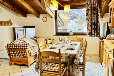 Image de GuestHost - Comfortable and welcoming 50 sqm apartment in the heart of La Salle, accommodating up to 4 people, located on the first floor of a typical mountain house (without an elevator). The property is located in the heart of the town, within walking d